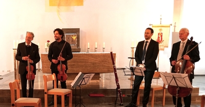 Foto  zeigt die Musiker (von links): Sorin-Dan Capatina (Violine), José Batista (Viola), Bogdan Tanislav (Fagott) und den „Grand Seigneur“ der Gruppe Heinz Wunsch.